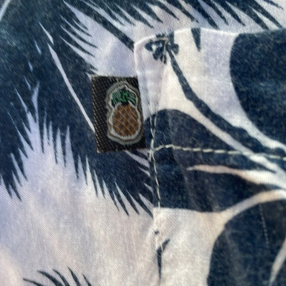 Pineapple connection med Hawaiian print short sleeve button up shirt navy white - Picture 9 of 9